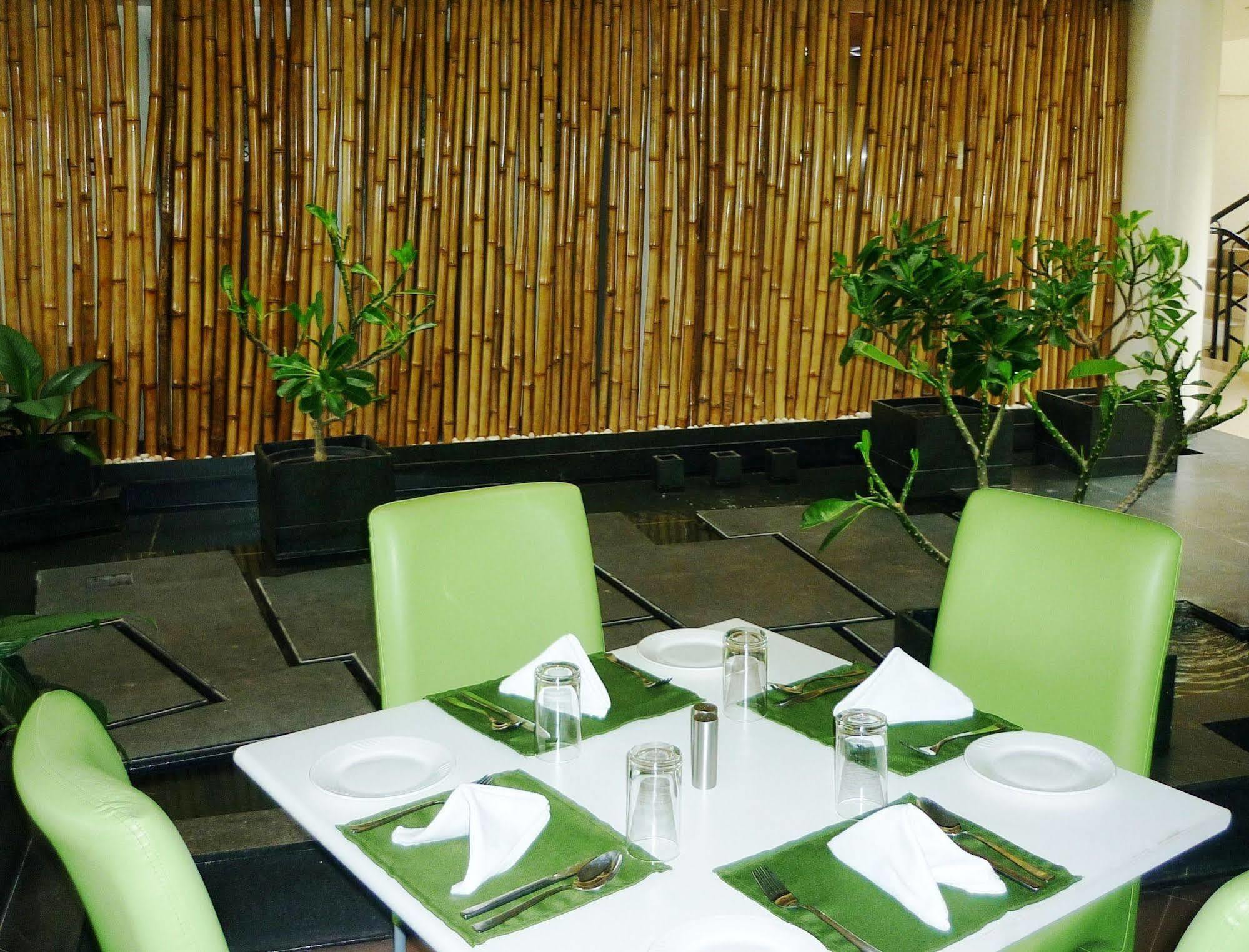 Hotel Mint Montvert, Baner Pune Exterior foto